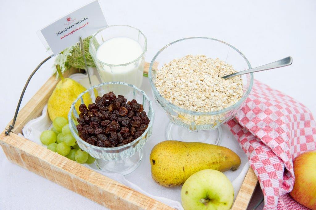 Hausgemachtes Bircher-Müsli mit frischen Bio-Zutaten auf Frühstückstisch im Hotel Sankt Leonhard Bad Birnbach
