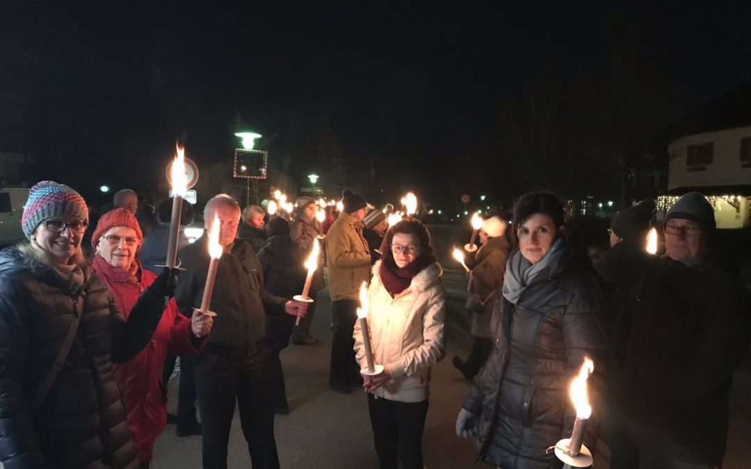 Romantische Fackelwanderung zum Weichnachtsmarkt