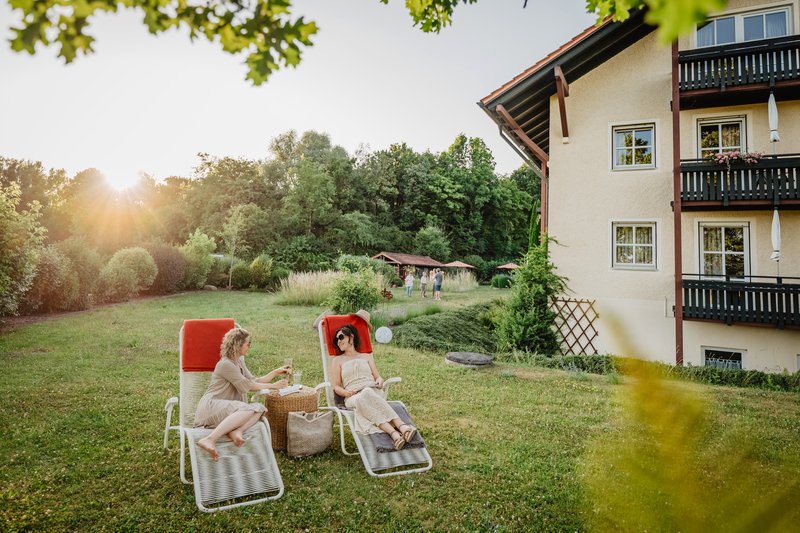 Frisches Frühstücksbrötchen mit Bio-Wildkräutern und Sprossen im Hotel Sankt Leonhard, Bad Birnbach