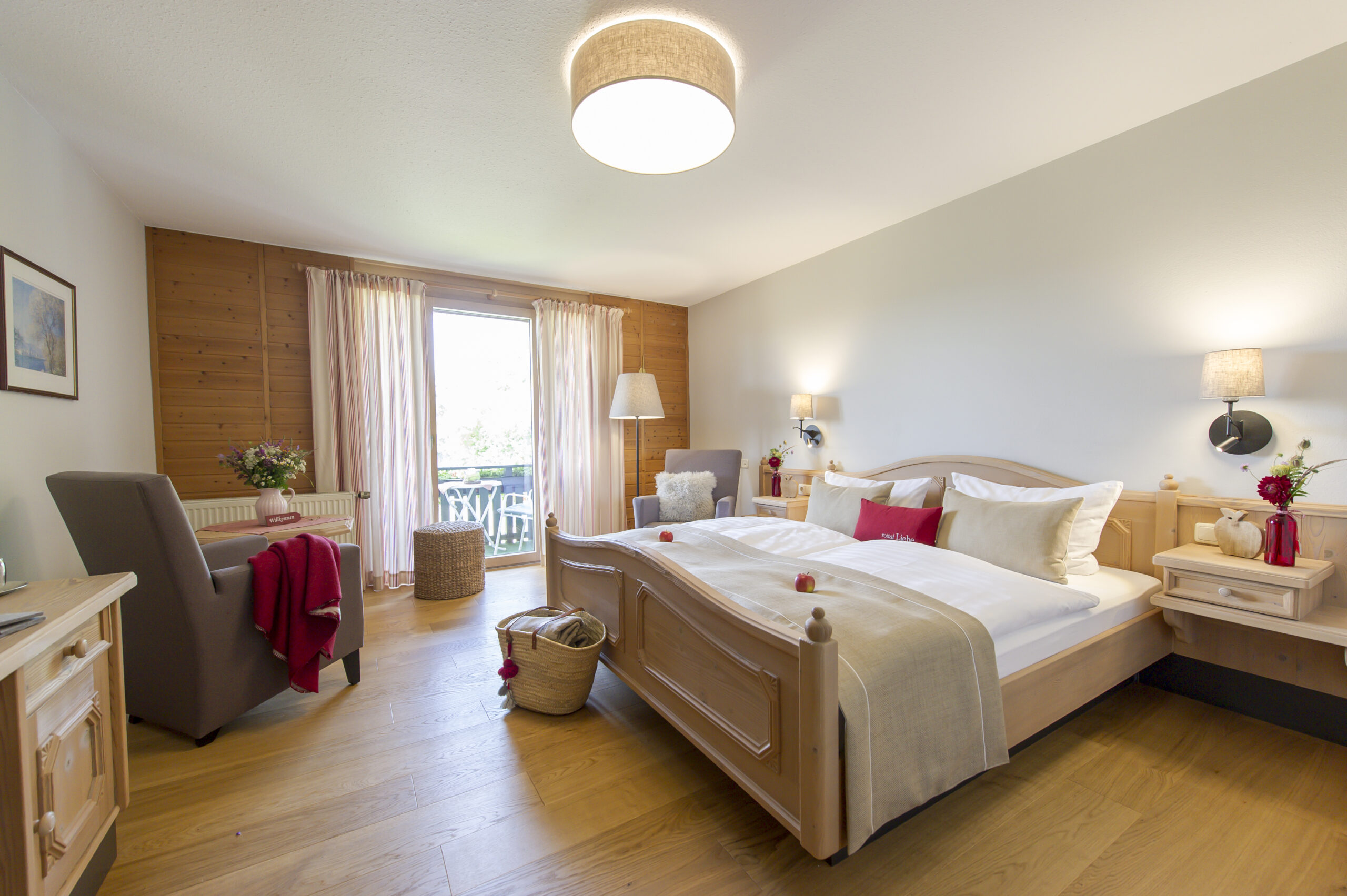 Doppelzimmer im Hotel Sankt Leonhard mit gemütlichem Bett und hochwertigen Naturholzmöbeln im Rottal