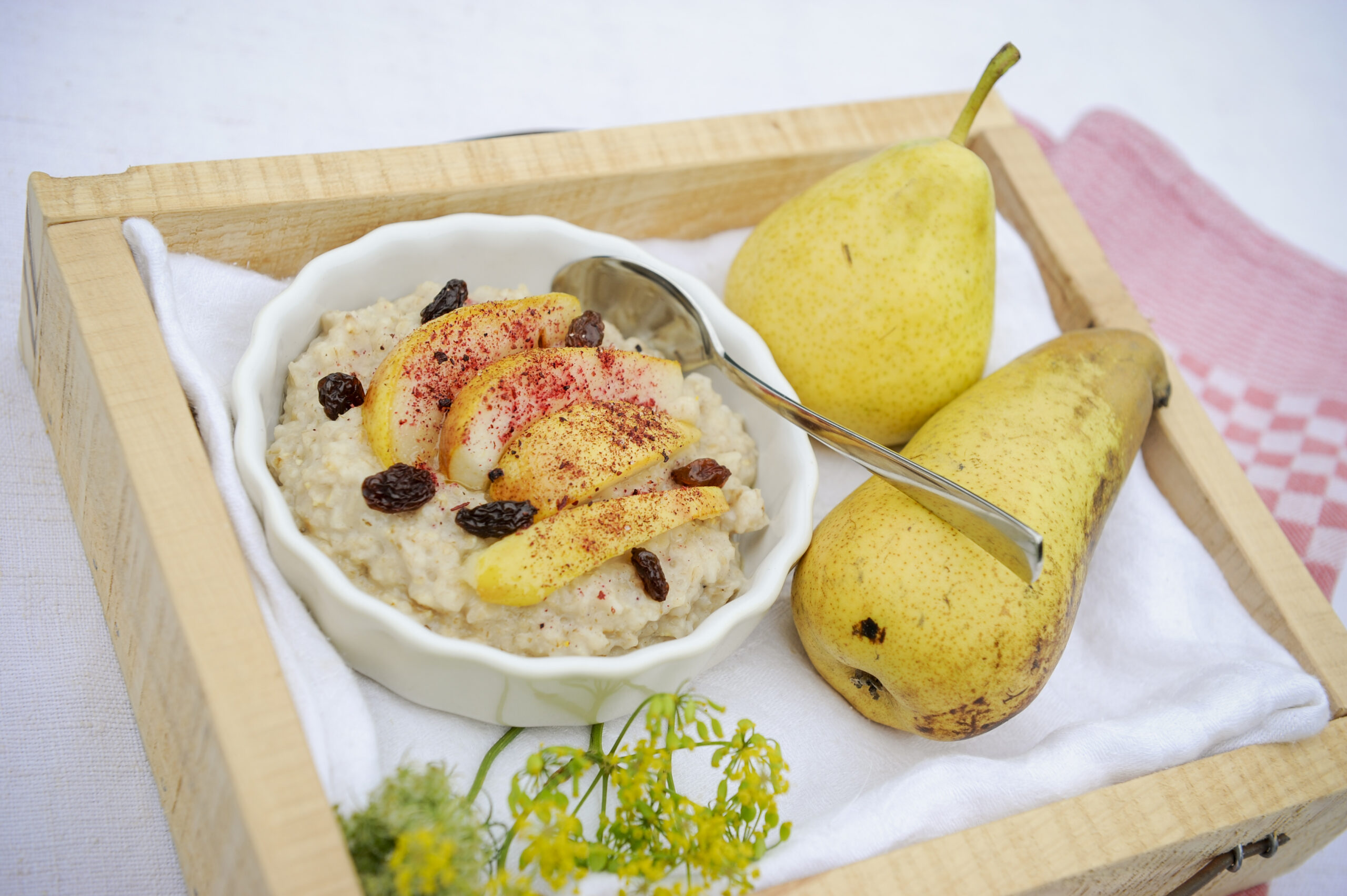 Frische Bio-Brötchen mit veganem Aufstrich und gesunden Sprossen auf Frühstückstisch im Hotel Sankt Leonhard Bad Birnbach
