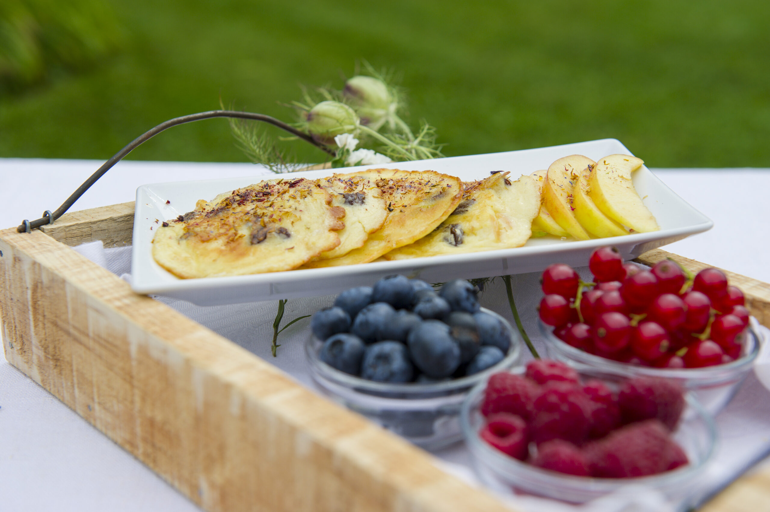 Hausgemachtes Bircher-Müsli mit frischen Bio-Zutaten auf Frühstückstisch im Hotel Sankt Leonhard Bad Birnbach