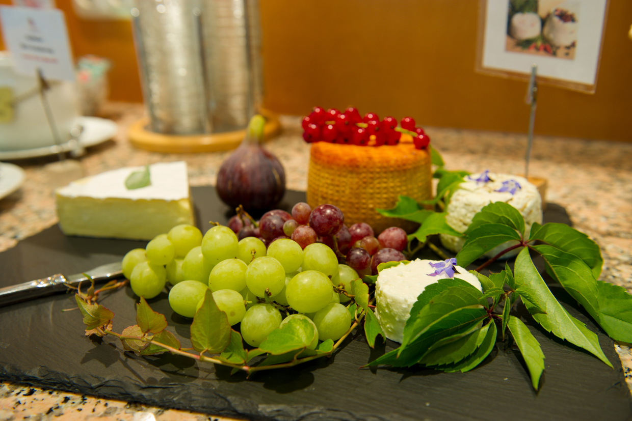 Frisches Frühstücksbrötchen mit Bio-Wildkräutern und Sprossen im Hotel Sankt Leonhard, Bad Birnbach
