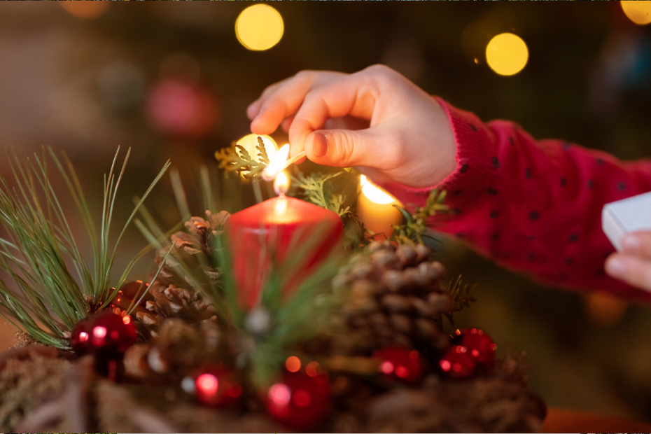 Advent Bayern Urlaub Junge Frau sitzt gemütlich im Sessel im Doppelzimmer des Hotels Sankt Leonhard und liest ein Magazin, umgeben von hellen Naturholzmöbeln und Holzwand.