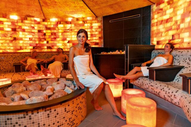 Die Rottal Terme (bewusst italienisch ohne „h“ geschrieben) gilt als eine der schönsten und vielseitigsten Thermalbadeanlagen in ganz Deutschland. 🏊🏻‍♀️💦

Hitze, Dampf und Düfte kann man wohl nirgendwo schöner erleben als in der Saunawelt des Bad Birnbacher Vitariums. ✨Nur 5 Gehminuten vom Hotel Sankt Leonhard entfernt liegt die wunderschöne Rottal Terme mitten im Grünen, angrenzend an den wunderschönen Kurpark. 🌳🌿🍃

Eine ganz besondere Atmosphäre erwartet dich in der im Beitrag abgebildeten Salzsteingrotte. Sie ist 55 °C warm und zahlreiche Himalaja-Salzsteine leuchten abwechselnd in den vielfältigsten Farben. Die Salze wirken sich positiv bei Atemwegserkrankungen und Kreislaufbeschwerden aus. ✨

Mehr Informationen zur Rottal Terme, unseren Naturzimmer und Wohlfühlangeboten findest du unter:

▶️ www.hotel-sankt-leonhard.de

Gerne beraten wir dich auch telefonisch unter der Nummer:

☎️ +49 (0)8563 96070

.
.
.
.
.
.
.
.
.

#badbirnbach #niederbayern #bayern #deutschland #urlaubindeutschland #urlaubinbayern #biofrühstück #bio #frühstück #vegan #vegetarisch #ganzheitlich #bewusst #gesund #natürlich #hotel #natur #wildkräuter #wildpflanzen #essbarewildpflanzen #funktionellestraining #sport #fitness #personaltraining #yoga #qigong #kochkurs #veganerkochkurs #rottalterme #therme