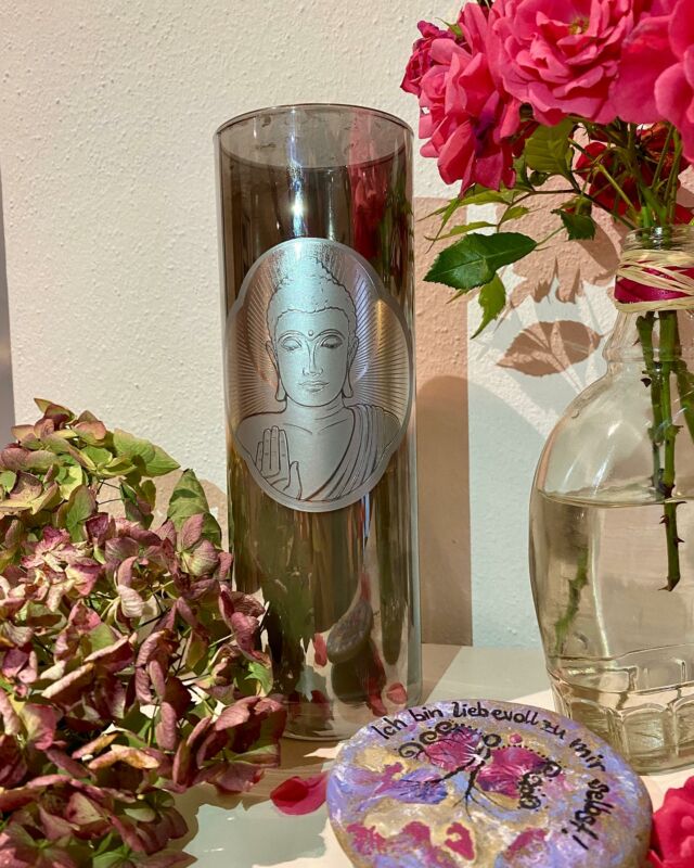 Diese wunderschöne Kerze “MO CHAO” ist ein Geschenk von der lieben @melweisweiler die bei uns im Hotel Sankt Leonhard zu Gast war. 💗

“Fühle Dich in Dir zu Hause, finde Dein inneres Lächeln und Erwachen mit einer Aura der Gelassenheit, des Friedens und des höchsten Schutzes. Atme die unendliche Kraft des Lichts und energetisiere Deine Aura durch MO CHAO. Das chinesische Wort MO CHAO bedeutet „Quelle des Glücks“ – was hier das Loslassen der Gedanken und den Zustand heiterer Gelassenheit meint. Diese Duft-Komposition hilft uns, der Stimme unseres Herzens zu folgen. Wenn wir im Zustand von MO CHAO ankommen, befinden sich Herz und Verstand in vollkommener Balance. Unsere Seele ist bei sich.“ ~ @melweisweiler

Danke liebe Mel für deine Zeit bei uns und dieses wundervolle Geschenk! Wir genießen jeden Tag den herrlichen Duft der Kerze nach Kiefer und Fichte. 🌲🥰

.
.
.
.
.
.
.
.
#kerze #bio #badbirnbach #hotel #urlaub #danke #geschenk #bayern #candle #licht #light #meditation #mochao #melweisweiler #seele #herz #liebe